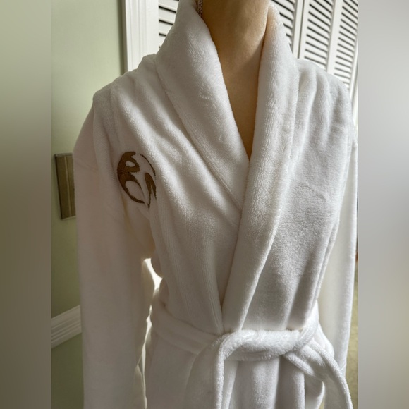 White Plush Resorts World Bathrobe- Size M/L, the Ultimate Guide Comfort! NWT - Picture 2 of 8